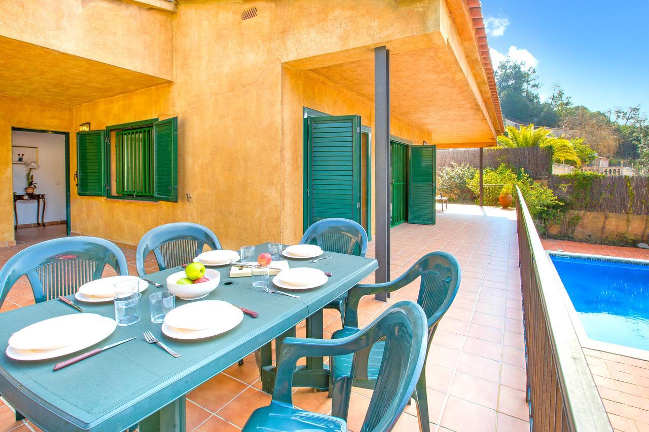 Gloria Villa *