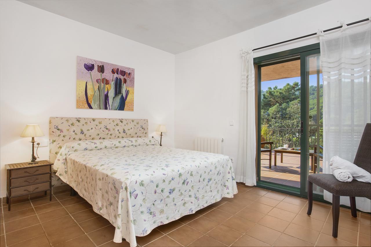 Gloria Villa *